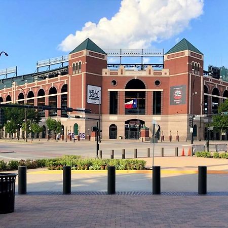 Family Friendly 2Bdrm-Walk To At&T/Cowboys Stadium アーリントン エクステリア 写真