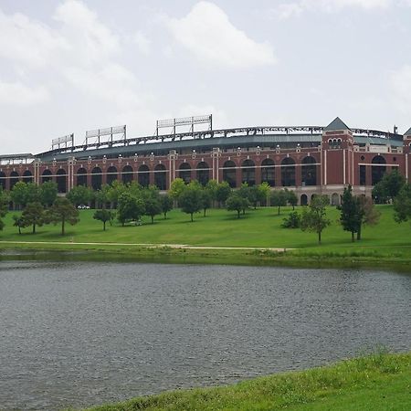 Family Friendly 2Bdrm-Walk To At&T/Cowboys Stadium アーリントン エクステリア 写真