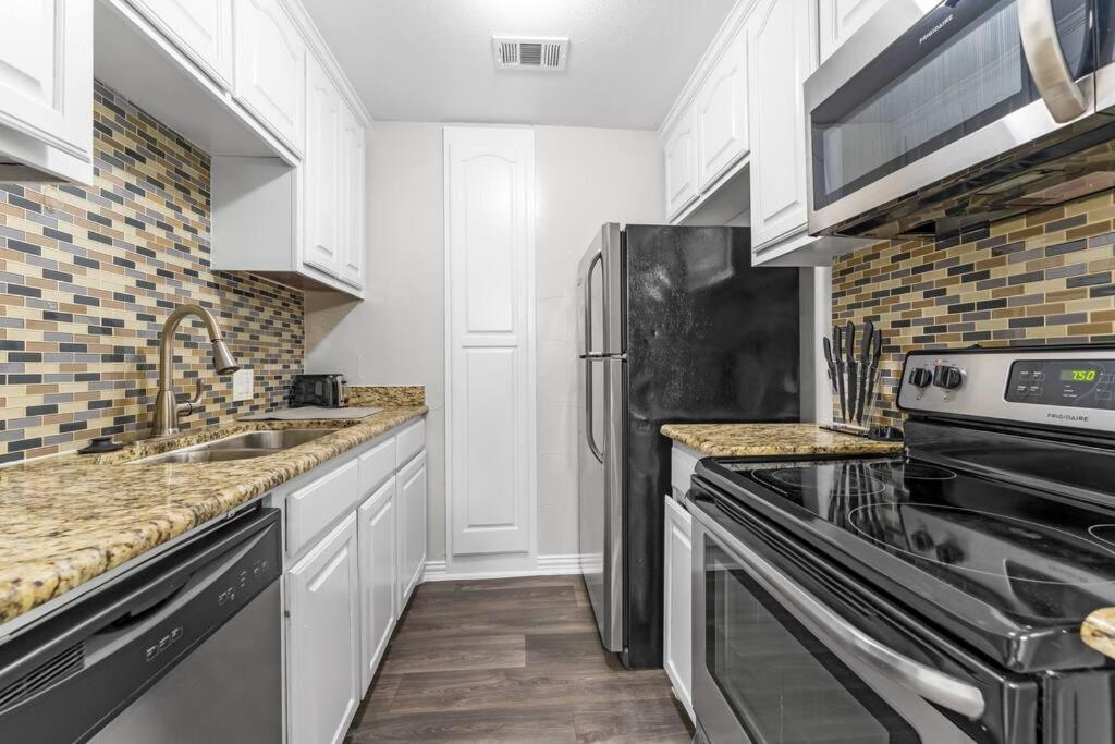 Family Friendly 2Bdrm-Walk To At&T/Cowboys Stadium アーリントン エクステリア 写真