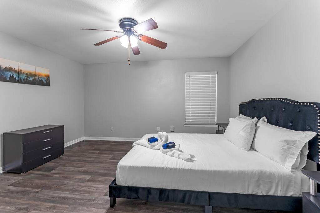 Family Friendly 2Bdrm-Walk To At&T/Cowboys Stadium アーリントン エクステリア 写真