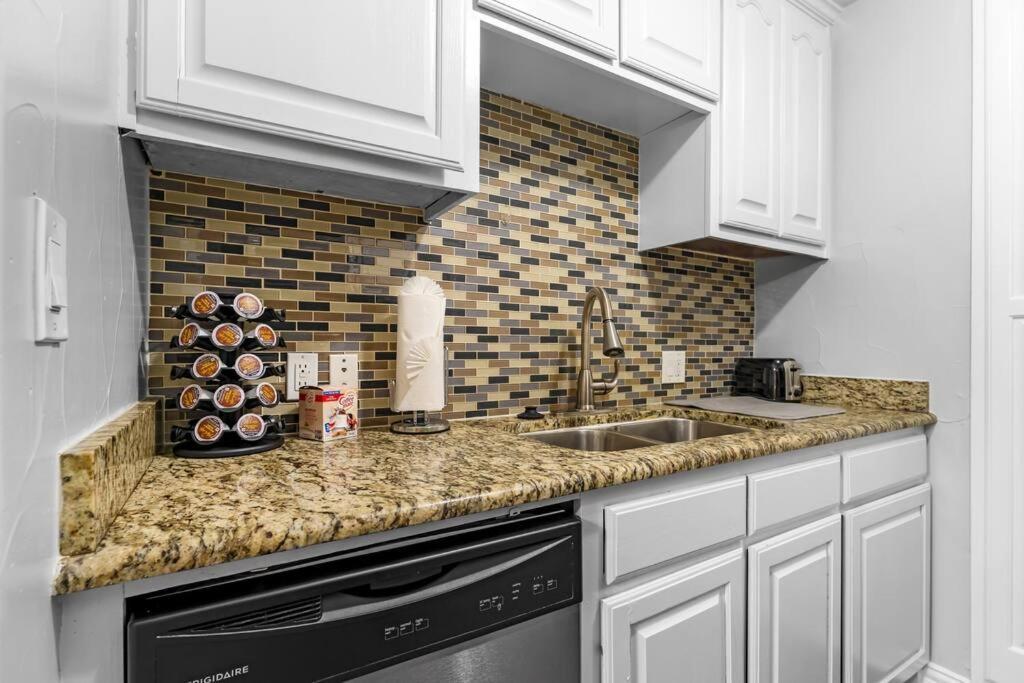Family Friendly 2Bdrm-Walk To At&T/Cowboys Stadium アーリントン エクステリア 写真