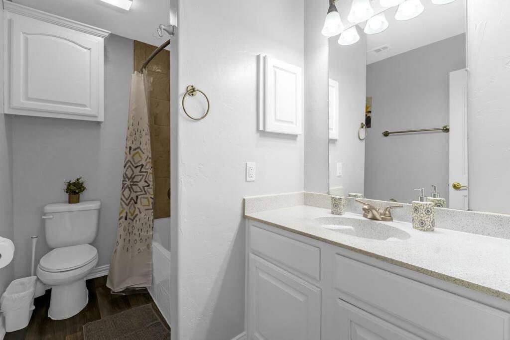 Family Friendly 2Bdrm-Walk To At&T/Cowboys Stadium アーリントン エクステリア 写真