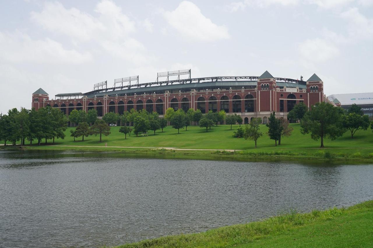 Family Friendly 2Bdrm-Walk To At&T/Cowboys Stadium アーリントン エクステリア 写真